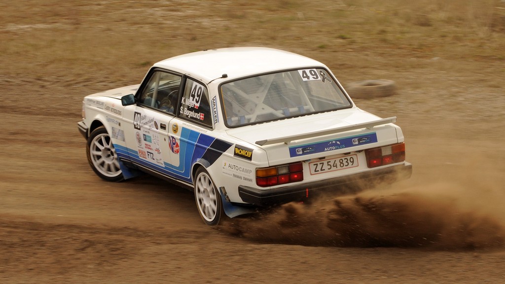 Kurt Mejer og Steen Bøgelund havde vanskeligt ved at få kræfterne overført til gruset på Nysumbanen
(Foto: rallypics.dk / Viggo Johansen)